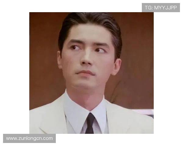 尊龙资料:详细介绍尊龙的出生经历、成长故事及早期演艺经历 尊龙资料:详细介绍尊龙的出生经历、成长故事及早期演艺经历